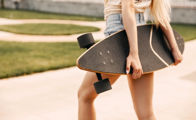 Jeune femme, tenue, a, longboard, dehors