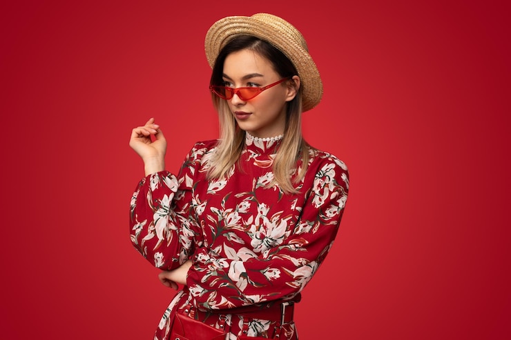 Photo une jeune femme en tenue de mode