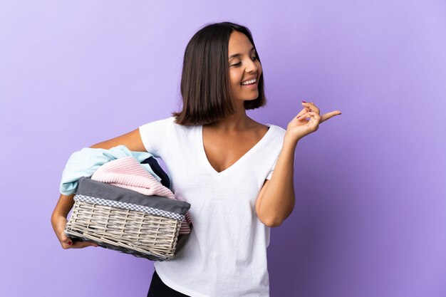 Jeune femme, tenue, a, panier vêtements