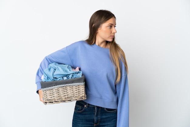 Jeune femme, tenue, a, panier vêtements