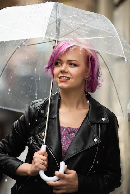 jeune femme, tenue, parapluie, automne, ville, fond