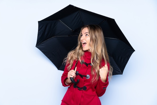 Jeune, femme, tenue, parapluie, isolé, mur