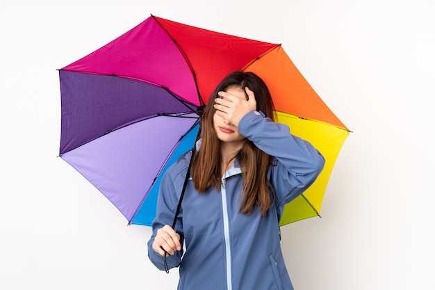 Jeune, femme, tenue, parapluie, isolé, mur