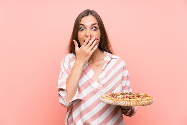 Jeune femme, tenue, pizza, surprise, expression faciale