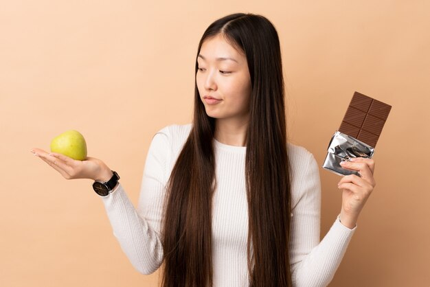 Jeune femme, tenue, a, pomme, et, chocolat