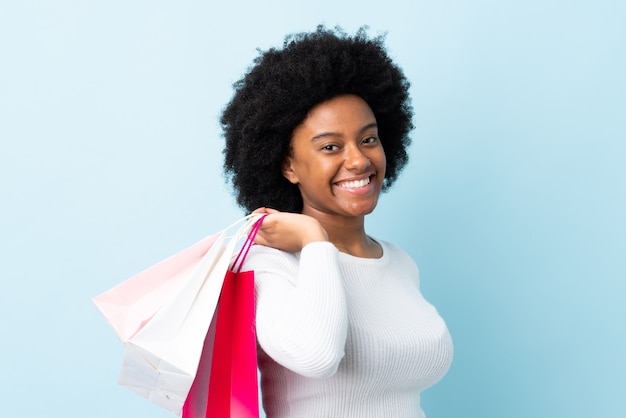 Jeune femme, tenue, sacs provisions, et, sourire