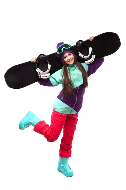 Jeune femme en tenue de ski pourpre tenir snowboard sur sholders