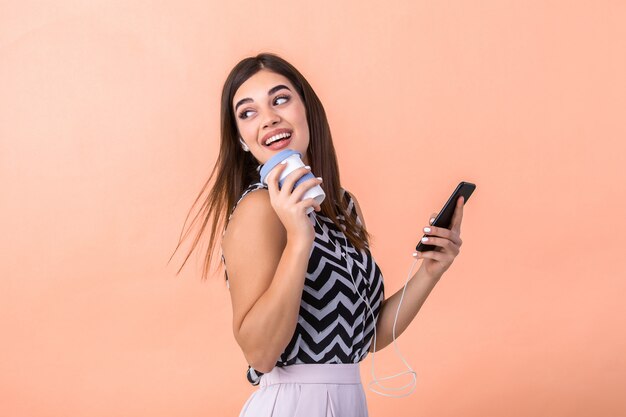 Jeune, femme, tenue, smartphone, tasse, café