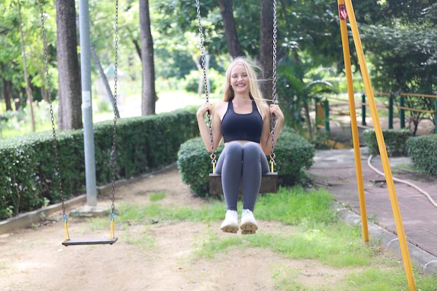 Une jeune femme en tenue de sport profite de son temps au parc en plein air Présentant des modes de vie en forme et actifs