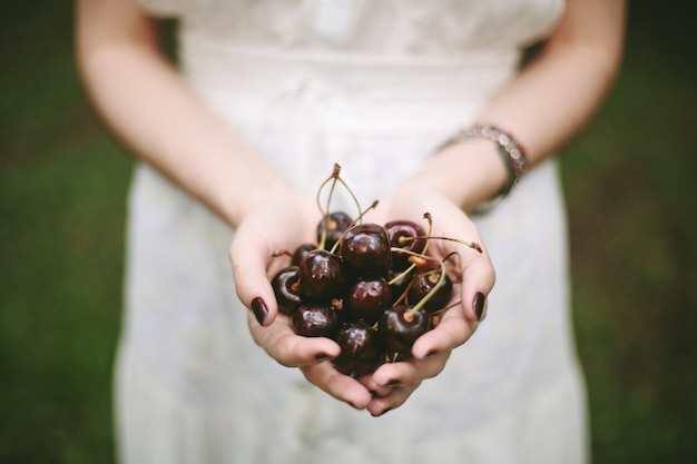 Jeune, femme, tenue, tas, doux, cerises