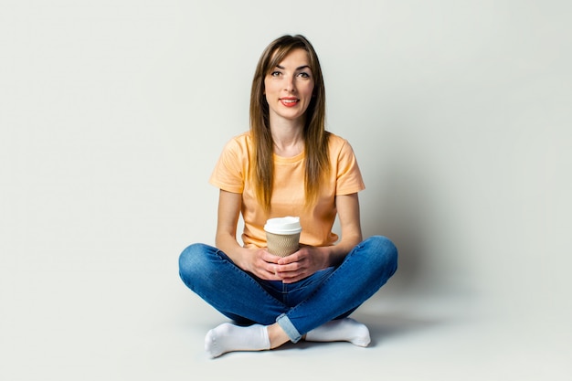 Jeune, femme, tenue, tasse, café, quoique, séance, plancher