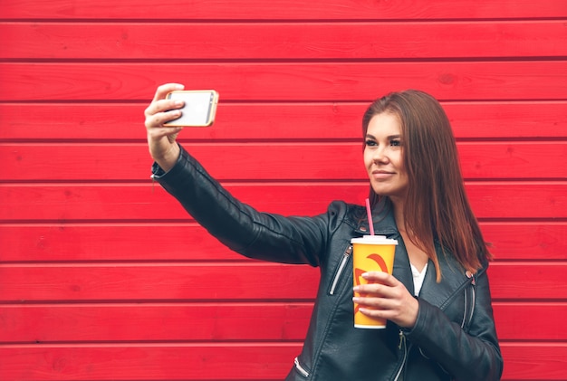 Jeune femme, tenue, a, téléphone portable, dans, mains