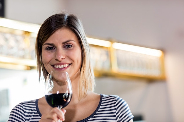 Jeune, femme, tenue, verre vin, restaurant