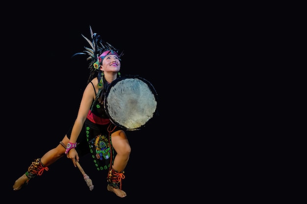 Jeune femme Teotihuacana, Xicalanca - Toltèque en fond noir, avec danse en costume traditionnel avec un ornement de plumes et tambour