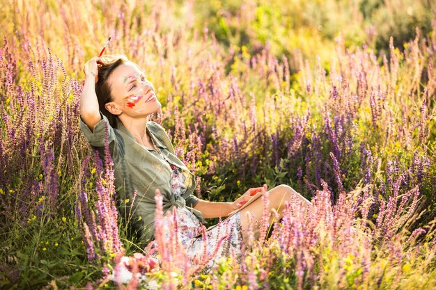 jeune femme sur le terrain au-dessus du rétroéclairage du soleil