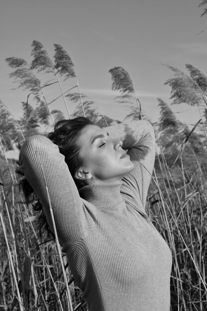 Une jeune femme sur le terrain contre le ciel