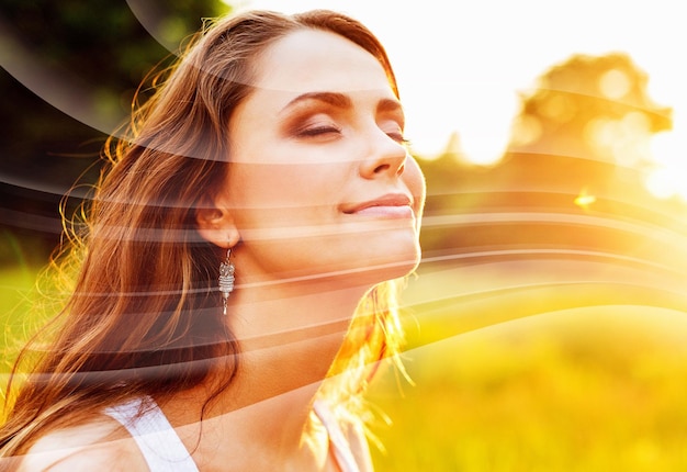 Jeune femme sur terrain sous la lumière du coucher du soleil