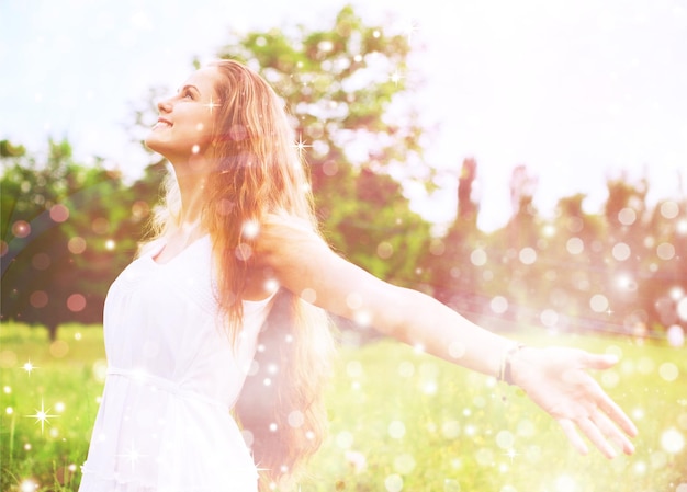 Jeune femme sur terrain sous la lumière du coucher du soleil