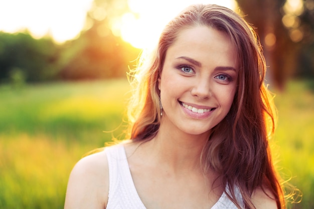 Jeune femme sur terrain sous la lumière du coucher du soleil