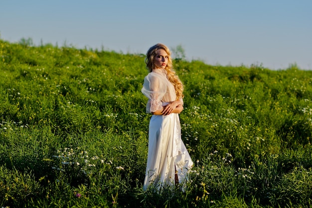 Une jeune femme sur le terrain.