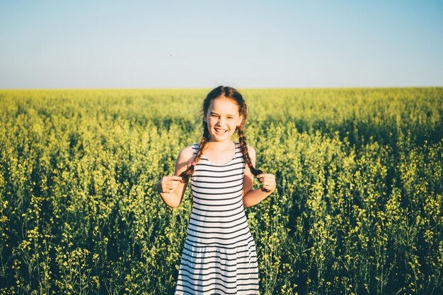 Photo une jeune femme sur le terrain.