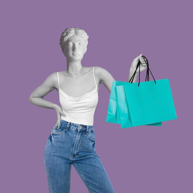 Jeune femme à la tête d'une statue antique en jeans tenant des sacs en papier turquoise avec des achats