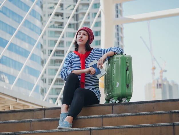 Jeune femme toriste voyageant sur la ville