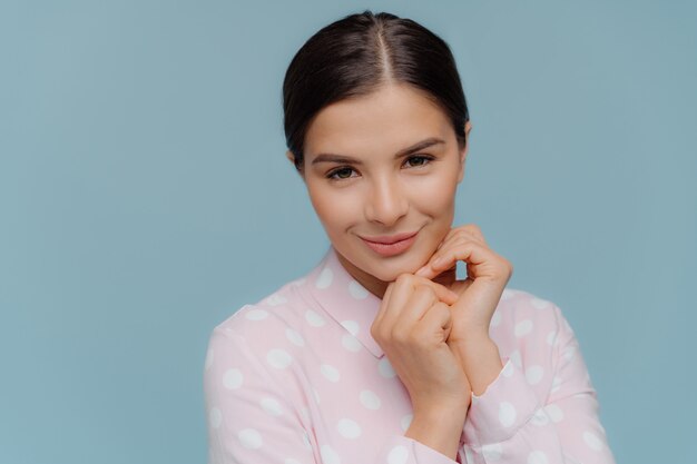 jeune femme touche doucement le visage