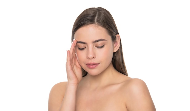 Jeune femme toucher la peau du visage parfait isolé sur fond blanc beauté