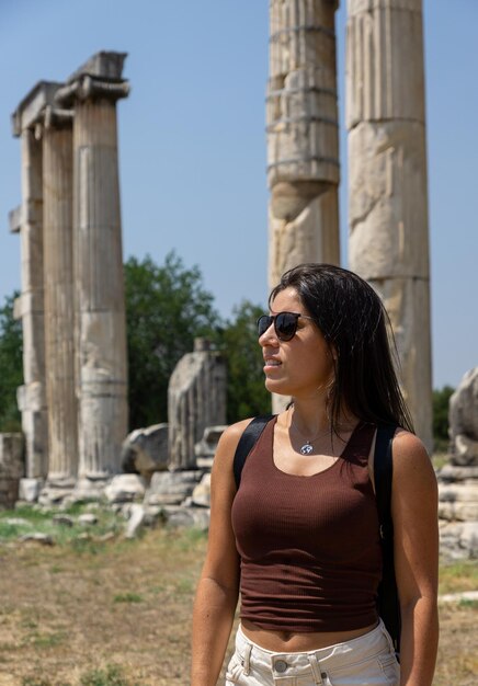 Jeune femme touriste dans les ruines antiques d'Aphrodisia Turquie