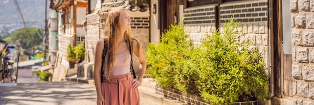 Jeune femme touriste dans le village de bukchon hanok est l'un des lieux célèbres de la tradition coréenne