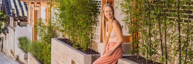 Jeune femme touriste dans le village de bukchon hanok est l'un des lieux célèbres de la tradition coréenne