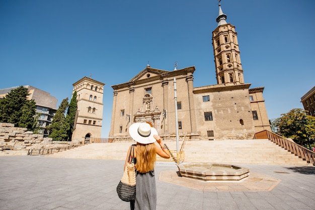 Jeune femme touriste debout devant l'église Saint Juan sur la place centrale de la ville de Saragosse, Espagne