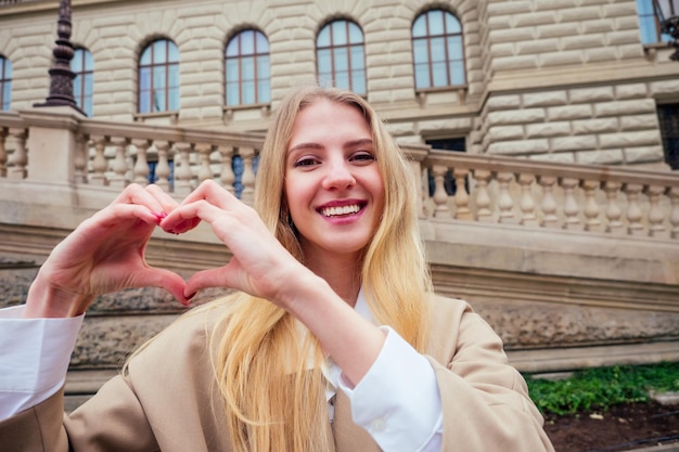 Jeune femme touriste avec drapeau tchèque wawing près de la fontaine de la place Venceslas.