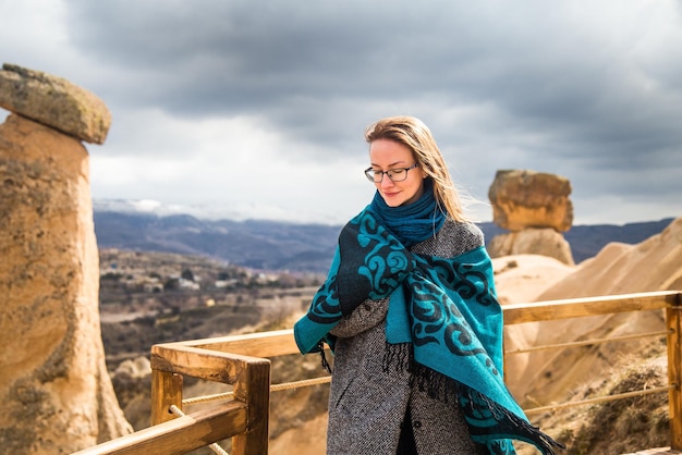 Jeune femme touriste heureuse voyageuse profitant de vacances actives dans les vallées de la Cappadoce Turquie