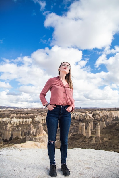 Jeune femme touriste heureuse voyageuse sautant en vacances dans les vallées Cappadoce Turquie