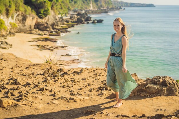 Jeune femme touriste sur Pantai Tegal Wangi Beach Bali Island Indonésie Bali Travel Concept