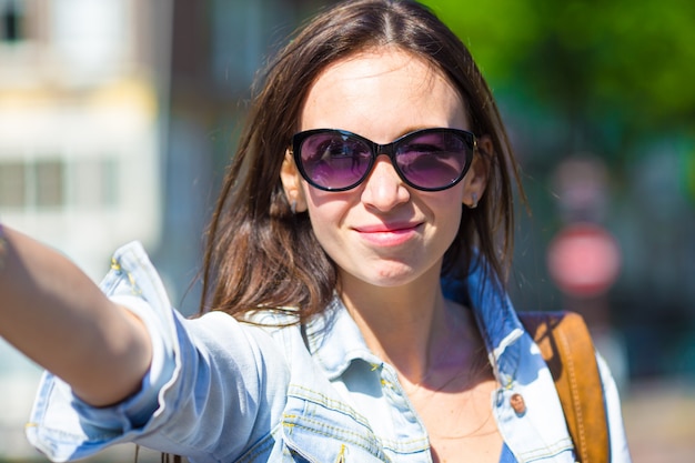 Jeune Femme Touriste Prenant Photo Selfie Autoportrait Sur L'europe Voyage Dans La Ville D'amsterdam