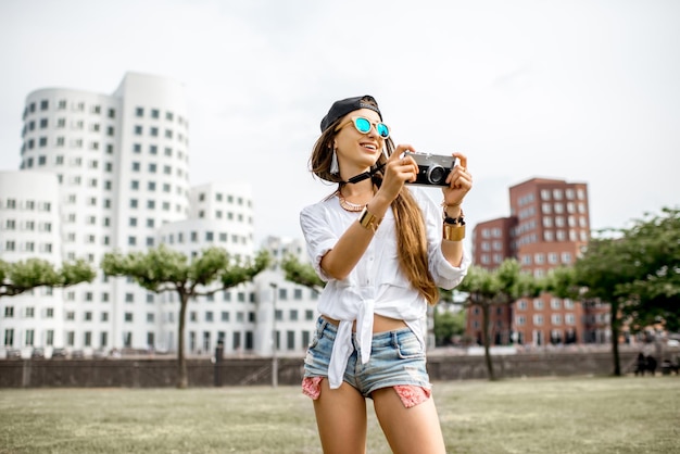 Jeune femme touriste s'amusant à Rheinpark dans le quartier moderne de la ville de Düsseldorf, Allemagne