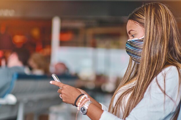 Jeune femme touristique avec des bagages à l'aéroport international