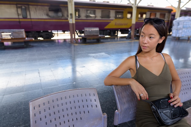 Jeune femme touristique à la découverte de la ville de Bangkok à la gare