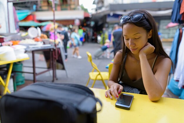 Jeune femme touristique explorant la ville de Bangkok