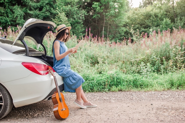 Jeune femme touristique profitant des vacances d'été