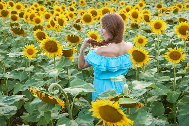 Jeune, femme, tournesol, champ, amusement