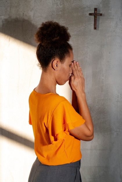 Une jeune femme en train de prier.