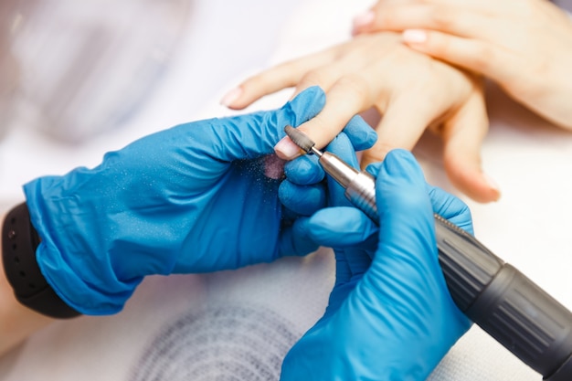 Jeune femme sur le traitement de manucure en manucure, procédures de beauté et soins personnels.