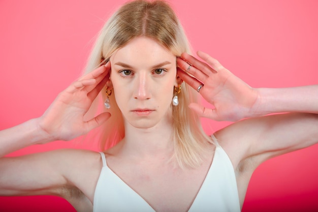 Jeune femme transgenre sur fond rouge