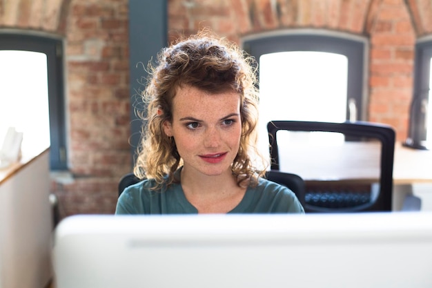 Jeune femme travaillant au bureau dans un bureau moderne