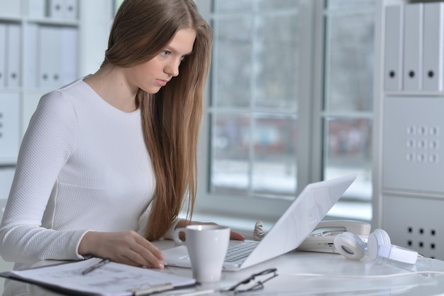 Jeune femme travaillant au bureau