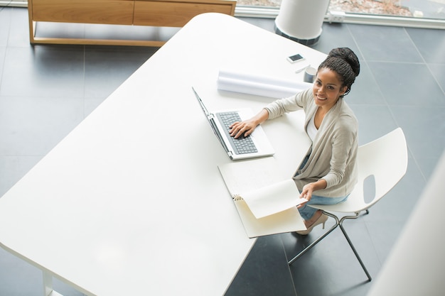 Jeune femme travaillant au bureau